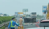 Ô tô tải lật chắn ngang cao tốc Pháp Vân - Cầu Giẽ sau va chạm giao thông