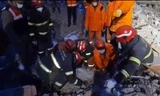 [Clip]: Cứu hộ Việt Nam đưa thi thể các nạn nhân ra khỏi đống đổ nát ở Thổ Nhĩ Kỳ 