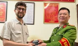 Du khách nước ngoài bất ngờ nhận lại tài sản đánh rơi