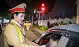 Những ‘bóng hồng’ trong tổ công tác đặc biệt kiểm tra nồng độ cồn