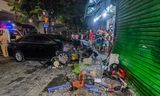 Ô tô mất lái lao vào ba người ngồi uống nước vỉa hè