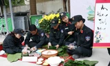 Xem Cảnh sát cơ động trổ tài gói bánh chưng