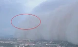 Hai UFO lượn lờ trong trận bão bụi ở Mỹ?