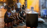 Người Sài Gòn thức đêm nấu bánh chưng khắp các con hẻm