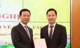 Bộ trưởng Nguyễn Mạnh Hùng trao quyết định và chúc mừng đồng chí Nguyễn Thiện Nghĩa.