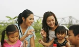 Ngọc Hân và Phan Thị Lý vui Tết thiếu nhi