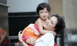 HH Nguyễn Thị Huyền và con gái xinh tươi xuống phố