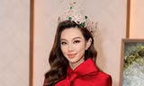 Hoa hậu Thuỳ Tiên diện áo dài Tết đỏ rực, đội vương miện 12 tỷ đồng dự sự kiện