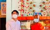 Anh Nguyễn Ngọc Lương tặng quà cho nhà chùa