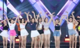 Thí sinh tươi trẻ trong sân khấu đồng diễn mở màn. Ảnh: Trọng Tài