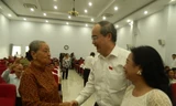 Bí thư Thành ủy Nguyễn Thiện Nhân thăm hỏi các cử tri lớn tuổi tại buổi tiếp xúc chiều 6/5