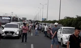 Cao tốc Long Thành kẹt nhiều giờ, dân phá dải phân cách đi bộ về TPHCM