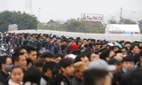 Đến 8g sáng, hàng nghìn CĐV xếp hàng dài đến vài trăm mét. 