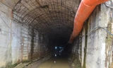 Hầm thủy điện dài khoảng 700 m, các công nhân đang thi công được 600 m. Khu vực sập hầm ở vị trí 500 m từ ngoài vào - Ảnh: Thanh Niên 