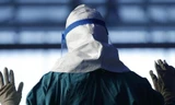 Nhân viên y tế được trang bị đầy đủ khi tham gia chữa trị cho các bệnh nhân nhiễm Ebola
