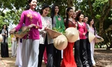 Thí sinh Hoa hậu khoe sắc giữa vườn nhãn quê hương - tiếp