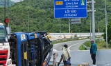 Xe tải bị lật tại lối rẽ cao tốc Nha Trang - Cam Lâm, tài xế và phụ xe tử vong