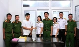 Nữ sĩ quan Học viện Hải quân trao trả hơn 80 triệu đồng cho người nước ngoài bị đánh rơi
