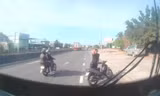 Công an làm việc với đối tượng hành hung tài xế xe buýt trước trạm CSGT
