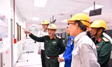 Thiếu tướng Phạm Văn Tỵ - Phó Cục trưởng Cục Cứu hộ Cứu nạn đi kiểm tra thực tế công tác an ninh an toàn tại Phòng Điều khiển Trung tâm (CCC) NMLD Dung Quất.