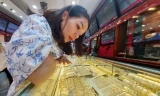 Người dân tìm hiểu mua vàng tại cửa hàng ở Hà Nội. 