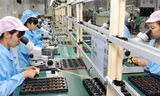 Việt Nam có nhiều điều kiện để phát triển công nghiệp bán dẫn. Trong ảnh, công nhân tại nhà máy lắp ráp vi mạch. (Ảnh minh hoạ, ST). 
