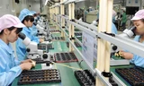 Việt Nam có nhiều điều kiện để phát triển công nghiệp bán dẫn. Trong ảnh, công nhân tại nhà máy lắp ráp vi mạch. (Ảnh minh hoạ, ST). 