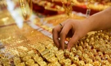 Dù cao kỷ lục, giá vàng vẫn tiếp tục tăng 