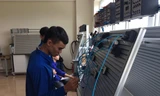 Học viên ngành điện trong tại trường cao đẳng nghề. 
