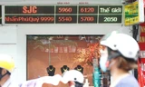 Vàng tăng phi mã, lần đầu tiên vượt mốc 61 triệu đồng/lượng. Ảnh: Như Ý