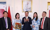 Chủ tịch nước thăm Đại sứ quán và cộng đồng người Việt tại Anh