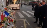 Tổng thống Pháp Francois Hollande (giữa) và Thủ tướng Anh David Cameron tưởng niệm các nạn nhân trong vụ tấn công Paris hôm 13/11 ngoài nhà hát Bataclan