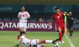 Tiền vệ Văn Quyết đi bóng ở trận đấu của Olympic Việt Nam với Bahrain tối 23/8. 