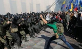 Người biểu tình và cảnh sát Ukraine đụng độ bên ngoài tòa nhà Quốc hội.