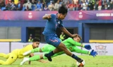Malaysia (áo vàng) để thua Thái Lan 0-2 ở lượt trận thứ 2.