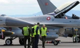 Các kĩ thuật viên đang kiểm tra một chiếc F-16 của Đan Mạch