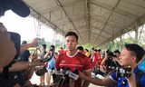 Quế Ngọc Hải trả lời phỏng vấn báo chí trước buổi tập của tuyển Việt Nam vào chiều nay.