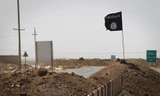 IS cắm cờ trên lãnh thổ Iraq.