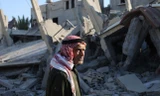 Người đàn ông Palestine trước đống đổ nát ở dải Gaza