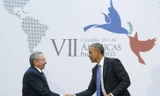 Cái bắt tay lịch sử giữa Tổng thống Mỹ Barack Obama và Chủ tịch Raul Castro