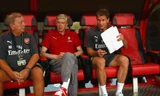 Fan “nổi đóa” vì thời trang thảm hoạ của HLV Wenger