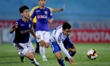 CLB Hà Nội (trái) đã thay vị trí số 1 của "người anh em" Quảng Nam trên bảng xếp hạng V-League.