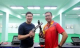 Hai nhà vô địch Olympic môn bắn súng, xạ thủ Hoàng Xuân Vinh (phải) của Việt Nam và Jin Jong-Oh (Hàn Quốc) chụp ảnh chung với nhau tại Hà Nội.