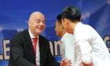 Chủ tịch FIFA Gianni Infantino bắt tay các tuyển thủ U23 Việt Nam.