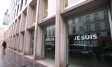 Dòng chữ "Tôi là Charlie" được dán trên cửa trụ sở báo Bỉ Le Soir.
