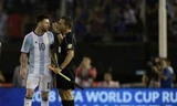 Messi có lời lẽ không hay đối với trọng tài biên Van Gasse.