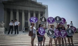 Những người biểu tình bên ngoài Tòa án tối cao Mỹ ủng hộ hôn nhân đồng giới