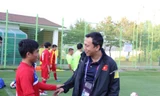 Phó Chủ tịch VFF Trần Quốc Tuấn động viên cầu thủ U20 Việt Nam ở Hàn Quốc.