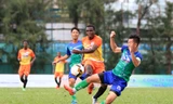 Một tình huống tranh chấp bóng trận African Team-Trường Giang FC chiều 23/9.