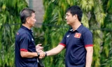 HLV Hoàng Anh Tuấn (trái) không chung chiến dịch săn vàng SEA Games 29 với HLV Hữu Thắng.
